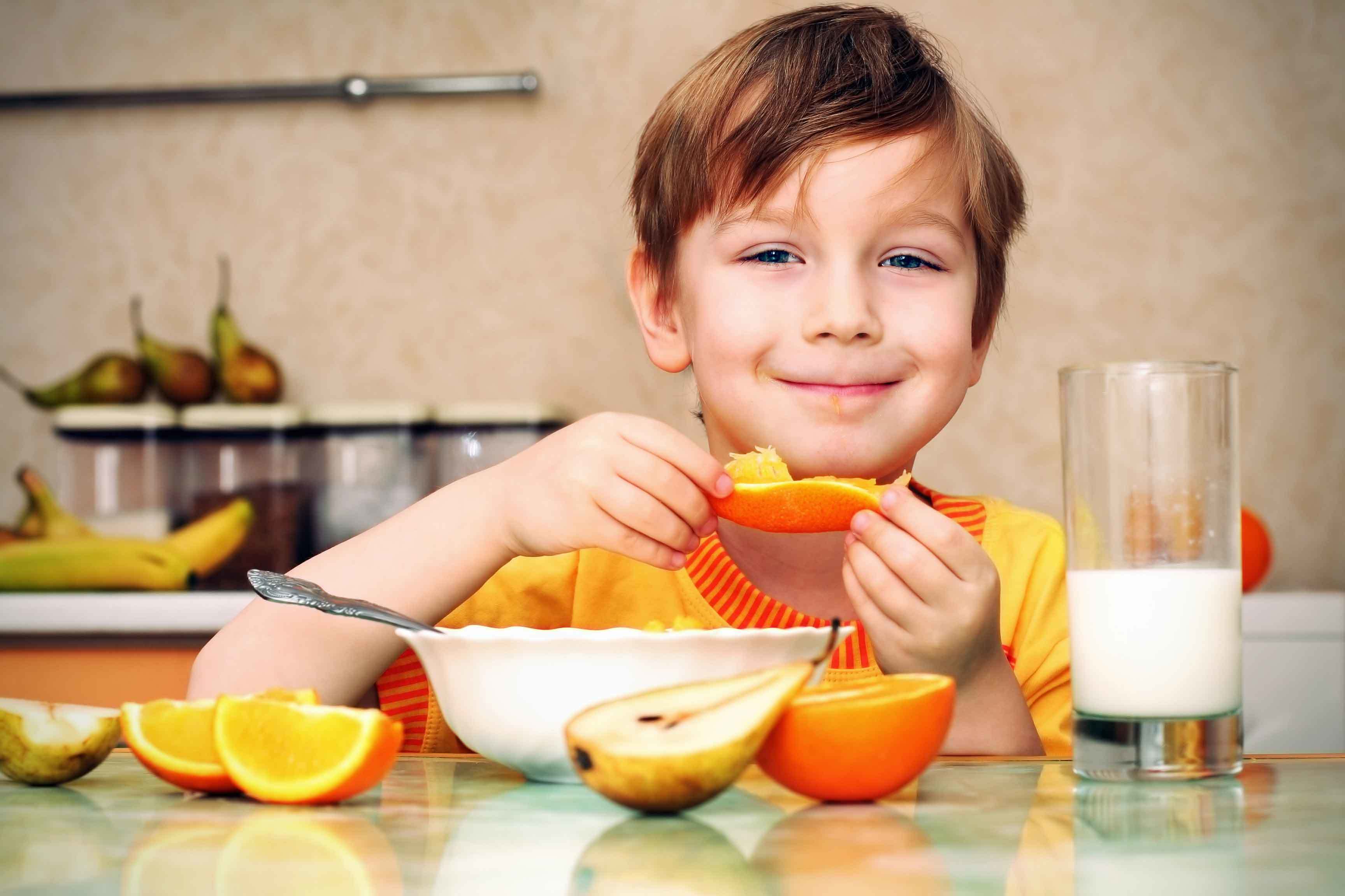 Почему ребенок оранжевый. Питание детей. Еда для детей. Здоровый ребенок. Здоровый завтрак для школьника.