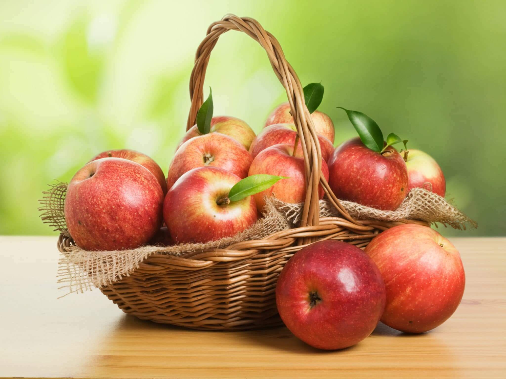 Яблоки яблочный спас. Яблочный спас. Корзины с яблоками. Красивое яблоко. Красивые яблоки в корзине.