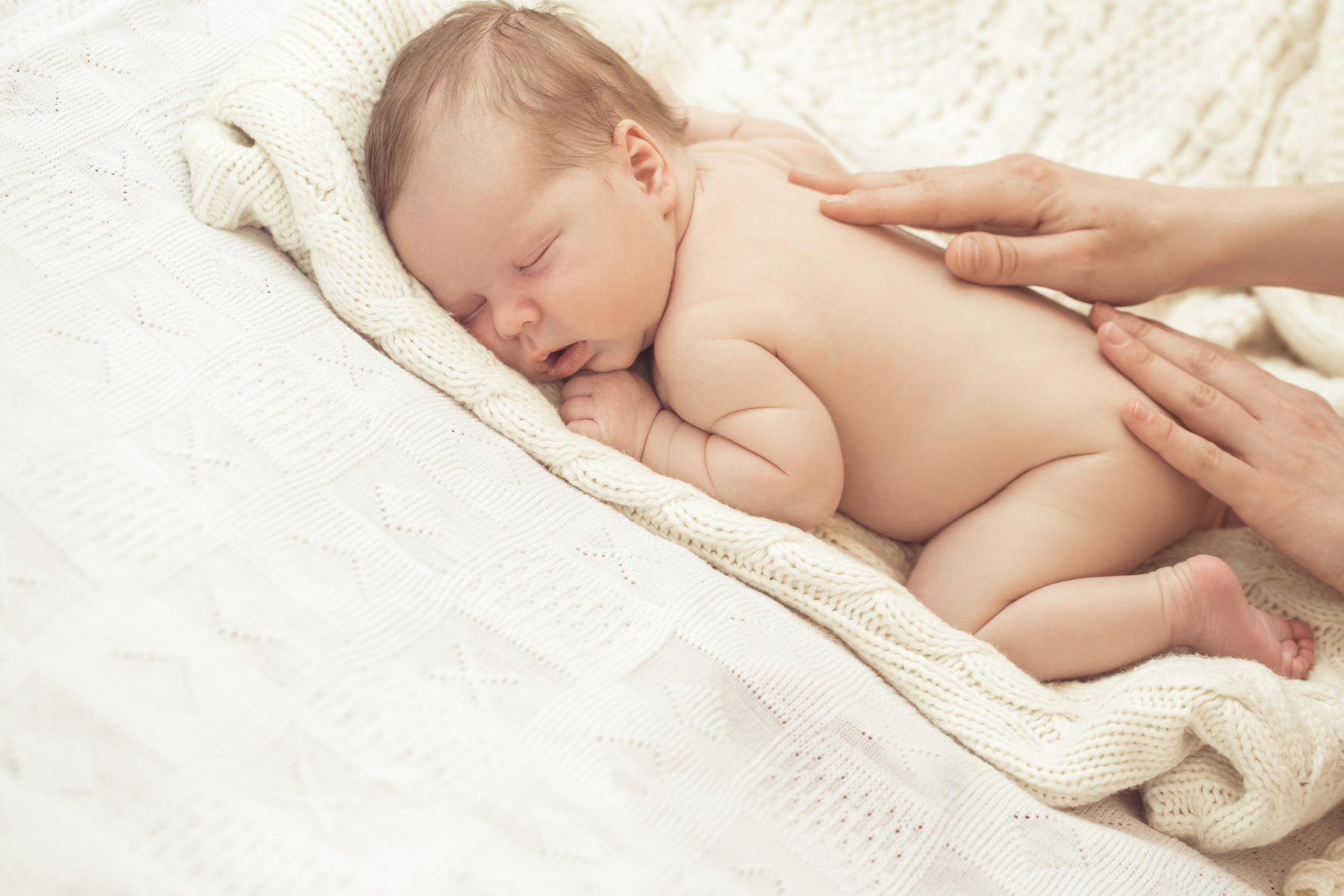 Почему ребенок лежит на животе. Новорожденный на жмвот. Животик новорожденного.