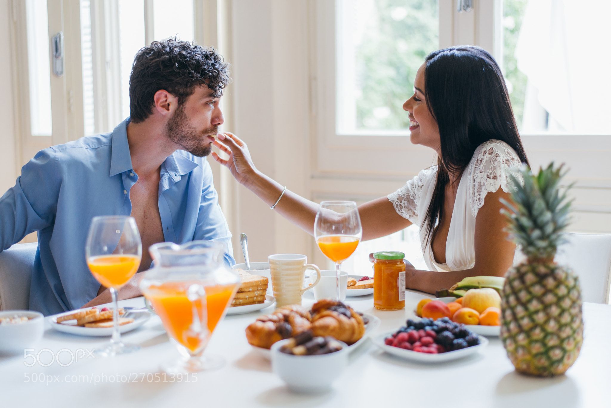 I having dinner now. Романтическое утро. Мужчина и женщина завтракают. Завтрак с любимым мужчиной. Завтрак парочка.